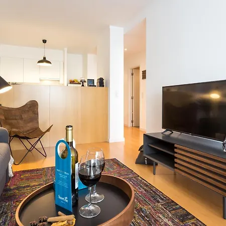 Sweet United Nations Apartment *